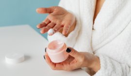 Minimalismo cosmetico: perché “meno prodotti” rendono la tua pelle più sana