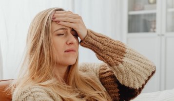 Autunno e mal di testa: le cause che non ti aspetti