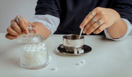 Troppi zuccheri accelerano l’invecchiamento della pelle: scopri come prevenire