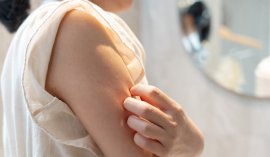 Pelle che tira, pizzica o arrossata: cosa significa davvero